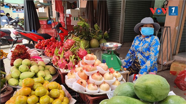 Giá thực phẩm giảm, tiểu thương vẫn thấp thỏm lo âu vì vắng khách (9/10/2021)